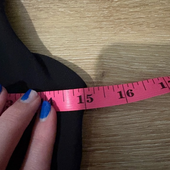 Vuori Dynamic Tank Top High Performance Support in Black - Picture 3 of 8